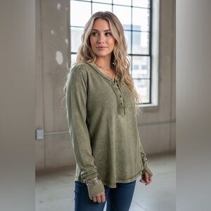 NWT Zenana Washed Patch Back Exposed Seam Thumbhole Mixed Button Long Sleeve Top